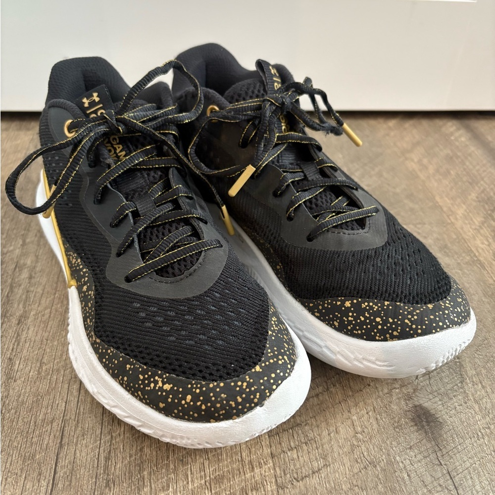 Under Armour Women’s Flow Breakthru 2 Basketball Shoes